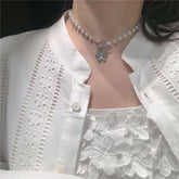 Choker mit Schmetterlingsanhänger und Perlen aus Metall